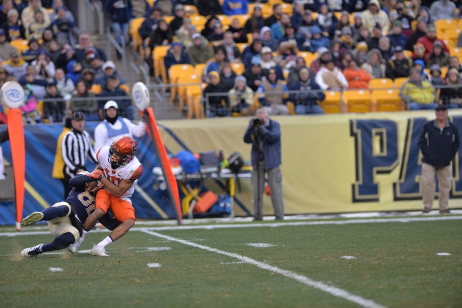 Pitt redshirt sophomore Rafael Araujo-Lopes makes a tackle on special teams in the first half against Syracuse. Steve Rotstein | Contributing Editor