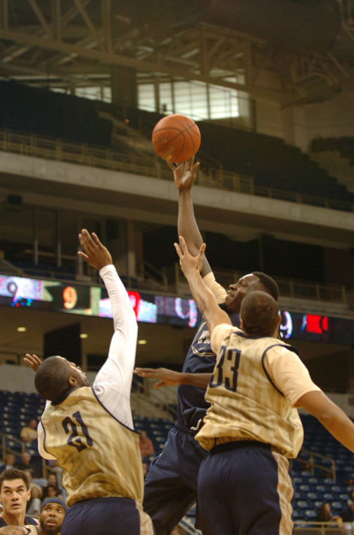 Men's Basketball: Freshmen Adams, Robinson shine in Blue-Gold Scrimmage