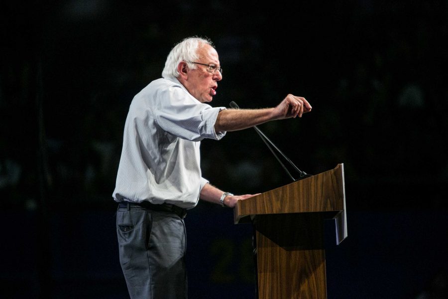 Presidential+candidate+Bernie+Sanders+speaks+to+a+sold-out+crowd+during+a+campaign+event+in+Los+Angeles+on+Monday%2C+Aug.+10%2C+2015.+%28Marcus+Yam%2FLos+Angeles+Times%2FTNS%29