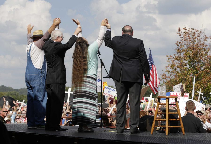 From left, Joe Davis, Mat Staver, Kim Davis and Mike Huckabee at a rally outside the Carter County Detention Center in Grayson, Ky., on Tuesday, Sept. 8, 2015. (Pablo Alcala/Lexington Herald-Leader/TNS)