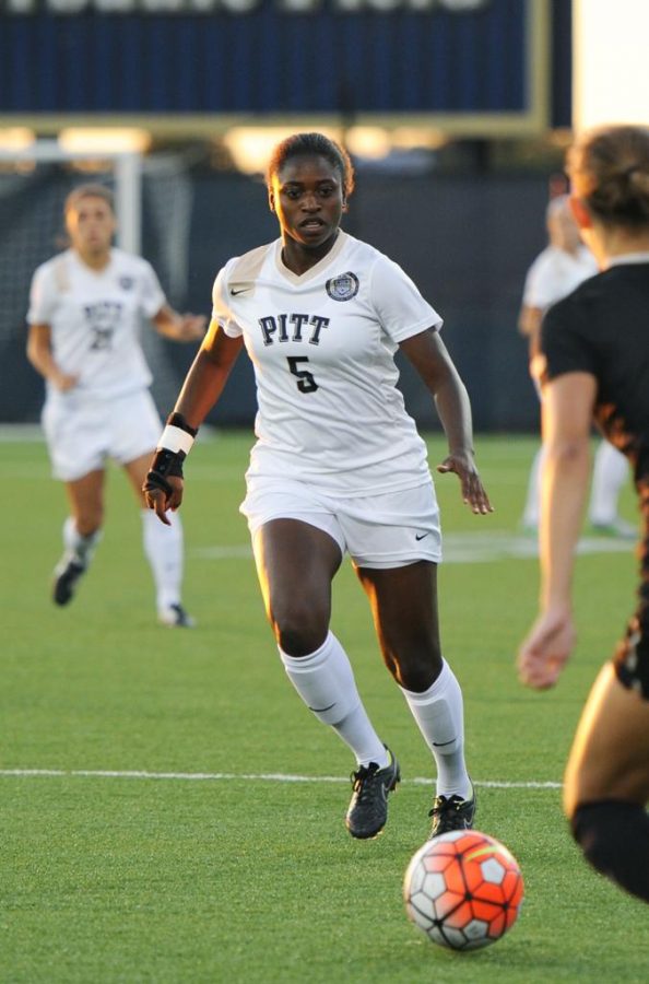 Sophomore Taylor Pryce dribbles the ball down the field. Wenhao Wu | Staff Photographer