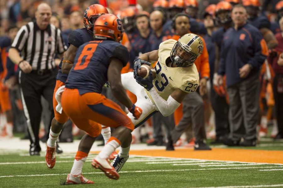 Wide Receiver Tyler Boyd makes a critical catch in the game against Syracuse on Saturday.  Photo courtesy of Bryan Cereijo | The Daily Orange 