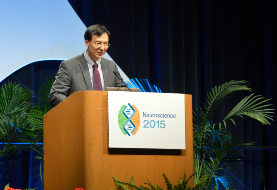Professor Yan Dong during the 2015 Society for Neuroscience Award Reception Speech | Photo courtesy of Dr. Junshi Wang.
