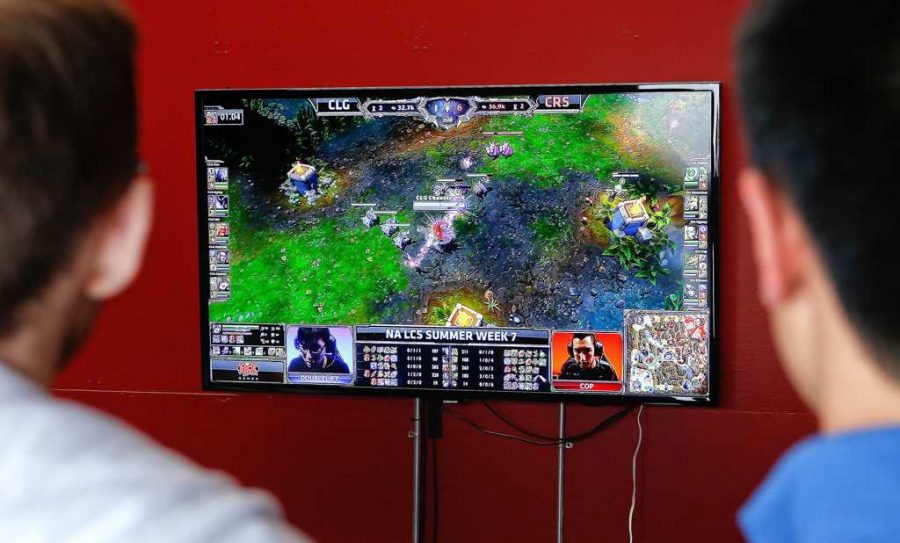 A monitor shows a live webcast as Team Coast members Darshan "ZionSpartan" Upadhyaya, Josh "NintendudeX" Atkins, Danny "Shiphtur" Le and Brandon "DontMashMe" Phan compete in Santa Monica, California, on July 25, 2013. Le is the first eSports player to be granted a visa usually reserved for pro athletes. (TNS)