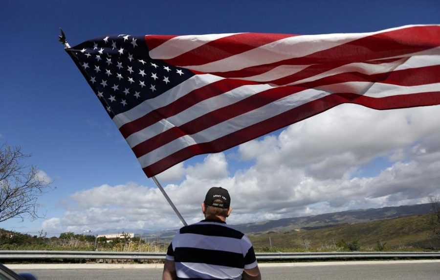 Andy+Hall%2C+48%2C+stands+by+the+roadside+on+the+hill+leading+up+to+the+Ronald+Reagan+Presidential+Library+in+Simi+Valley%2C+Calif.%2C+holding+an+American+flag+on+Sunday%2C+March+6%2C+2016.+Hall+said+he+had+served+in+the+Army+under+Reagan+during+the+first+Gulf+War.+%28Francine+Orr%2FLos+Angeles+Times%2FTNS%29