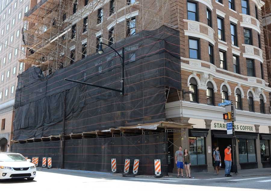 Scaffolding has wrapped buildings on Forbes Avenue for the past six months. Wenhao Wu / Senior Staff Photographer.