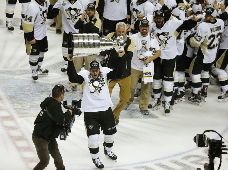 Penguins captain Sidney Crosby lifts the Cup after winning 3-1 against the San Jose Sharks in Game 6 of the 2016 Stanley Cup Finals. (TNS)