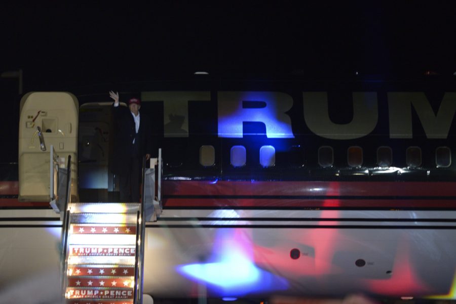 Trump+arrives+hours+late+at+the+hanger+after+flying+from+a+rally+in+Michigan.+John+Hamilton+%7C+Senior+Staff+Photographer