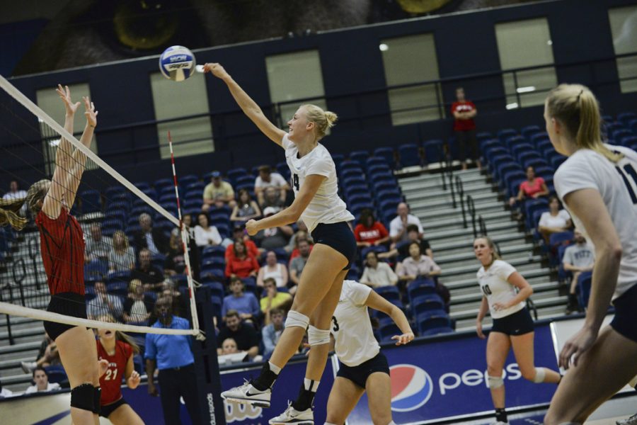Redshirt senior Jenna Potts (14) helped the Pitt volleyball team qualify for the NCAA tournament for the first time since 2004. Jeff Ahearn | Senior Staff Photographer