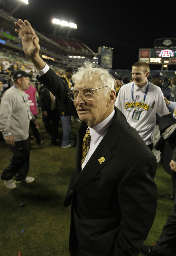 Steelers owner Dan Rooney leaves the field following the trophy presentation as the Pittsburgh Steelers beat the Arizona Cardinals 27-23 in Super Bowl XLIII at Raymond James Stadium in Tampa, Florida, Sunday, February 1, 2009. (Mark Cornelison/Lexington Herald-Leader/MCT)