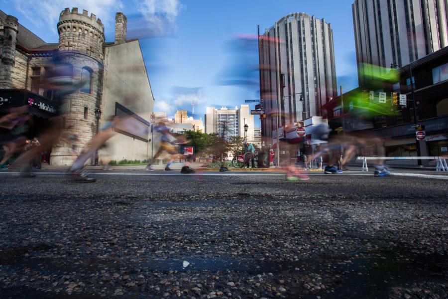 More than 40,000 runners overtook the Pittsburgh streets in the 2017 Pittsburgh Marathon Sunday. The route came right through Pitts campus, with the half-way point of the course located on Forbes in front of the Carnegie Museum of Art.