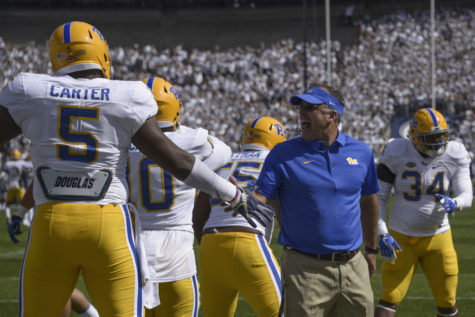 Head coach Pat Narduzzi hypes up his players before the game. (Photo by Wenhao Wu / Assistant Visual Editor)