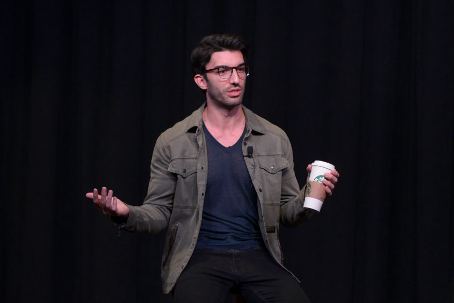 Actor Justin Baldoni introduces himself at Tuesday’s “An Evening with Justin Baldoni” as a part of Women’s Empowerment week. (Photo by Chiara Rigaud | Staff Photographer)
