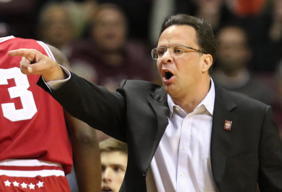 Then-Indiana head coach Tom Crean yells instructions to his players during the first half against Minnesota on Saturday, Jan. 16, 2016, at Williams Arena in Minneapolis. (David Joles/Minneapolis Star Tribune/TNS)