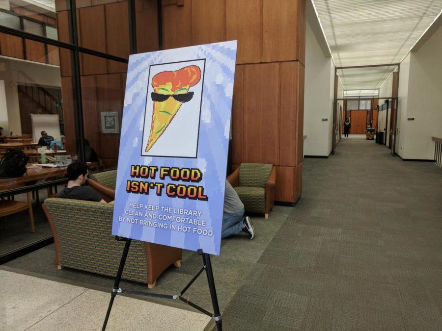 A sign in Hillman Library with the librarys policy against hot food. (Photo by John Hamilton | Managing Editor)