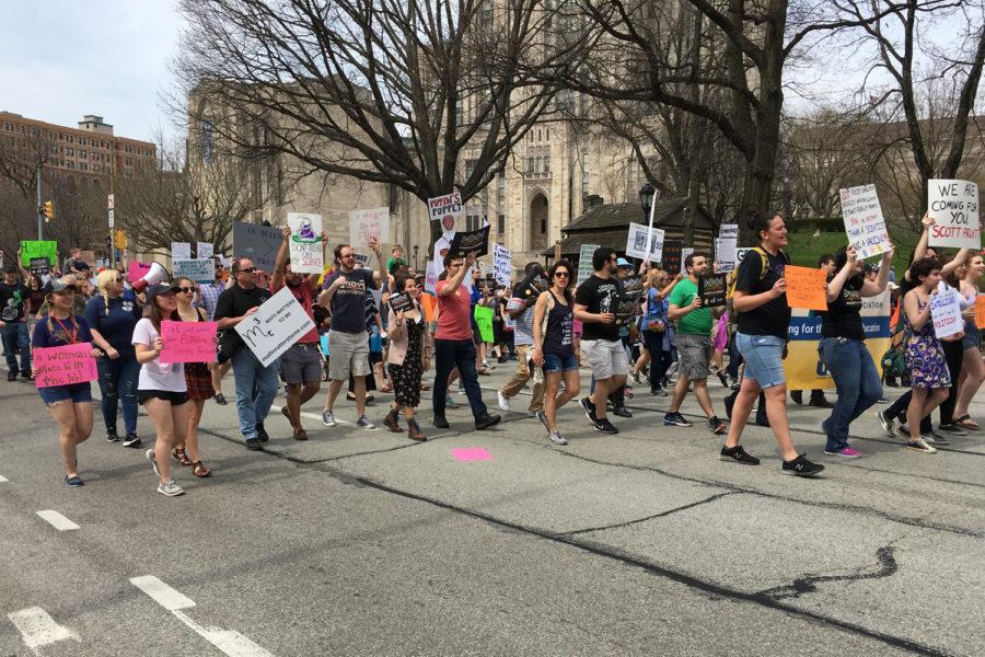 Protesters march down Forbes Avenue during Saturday’s March for Science. (Photo by Kenan Meral | Staff Writer)