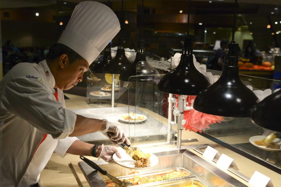 A chef plates a meal at Market Central — the larger lower campus alternative to The Perch. (Photo by Wenhao Wu | Senior Staff Photographer)