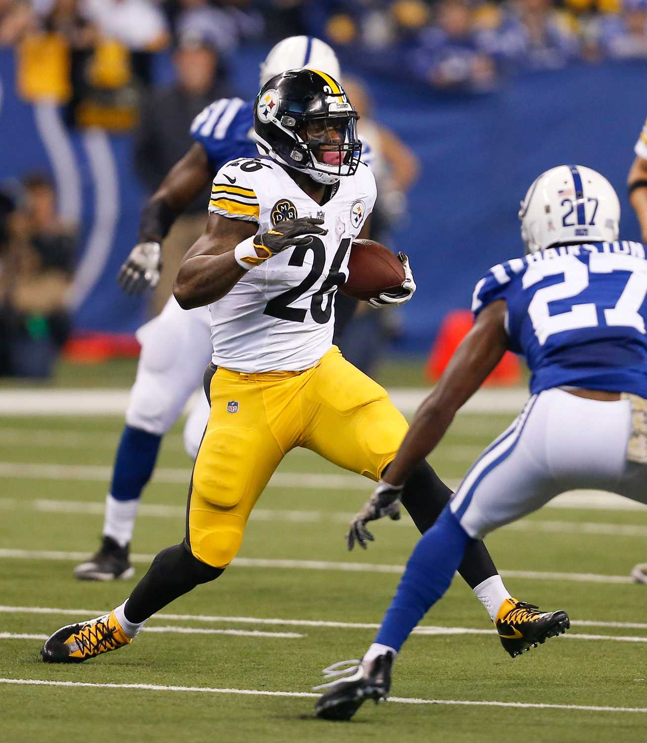 Pittsburgh Steelers running back Le'Veon Bell (26) runs upfield in first half action against the Indianapolis Colts Sunday, Nov. 12, 2017, at Lucas Oil Stadium in Indianapolis. The Steelers won, 20-17. (Sam Riche/TNS)