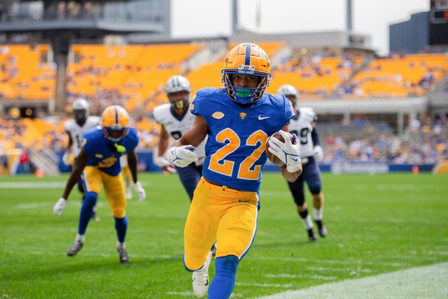 Running+back+Vincent+Davis+%2822%29+carries+the+ball+during+the+Pitt+vs.+New+Hampshire+football+game+on+Sept.+25.