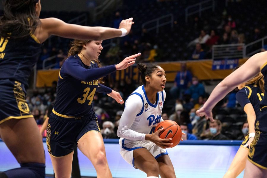 Pitt+junior+guard+Emy+Hayford+%284%29+runs+with+the+ball+during+Sunday%E2%80%99s+game+against+Notre+Dame+at+the+Petersen+Events+Center.+