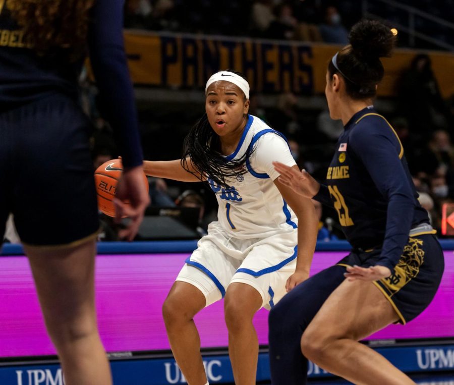Pitt junior guard Dayshanette Harris (1) dribbles during Sunday’s game against Notre Dame at the Petersen Events Center.