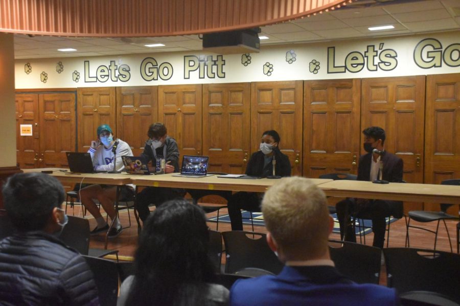 Student+Government+Board+Presidential+candidates+Arjun+Manjunath+%28far+right%29+and+Danielle+Floyd+%28middle+right%29+are+questioned+by+Jon+Moss%2C+Editor-in-Chief+of+The+Pitt+News+%28middle+left%29+and+Sam+Bliss%2C+news+director+of+WPTS.