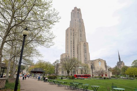 The Cathedral of Learning seen from Schenley Plaza. 
