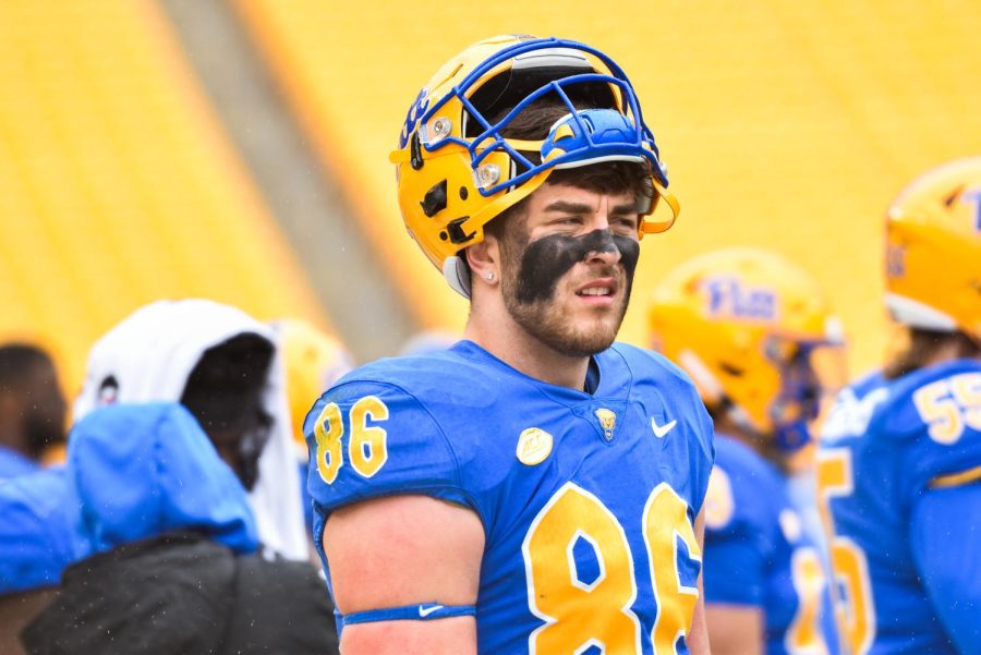 Junior tight end Gavin Bartholomew (86) on the sidelines of the Blue vs. Gold spring football game. 
