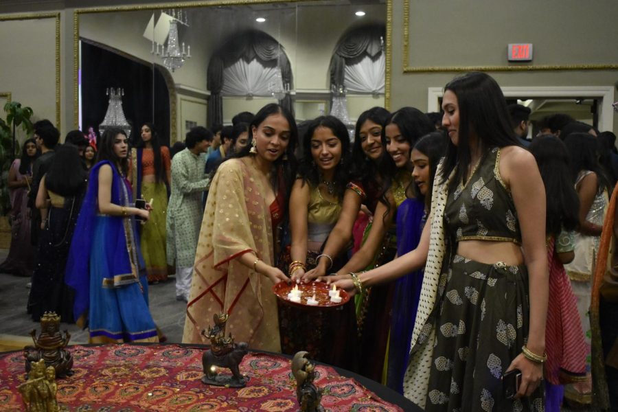 Pitt students enjoy Hindu traditions, dancing at Garba night