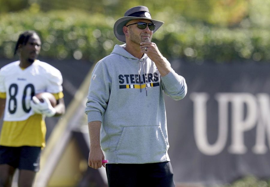 Pittsburgh Steelers offensive coordinator Matt Canada watches during NFL football practice on Tuesday, Sept. 20, 2022, at UPMC Rooney Sports Complex in Pittsburgh. 