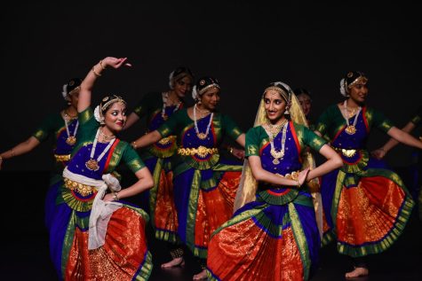 Image of bharatanatyam dancers performing on stage-UR524537-Picxy
