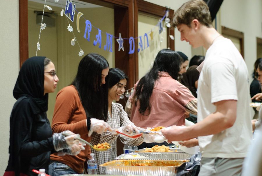Students+receive+food+at+MSA%E2%80%99s+Fast-a-Thon+on+Tuesday+night.