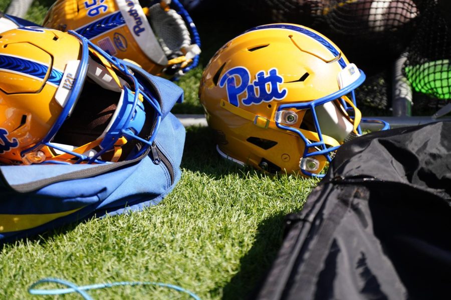 Pitt+football+helmets.%0A