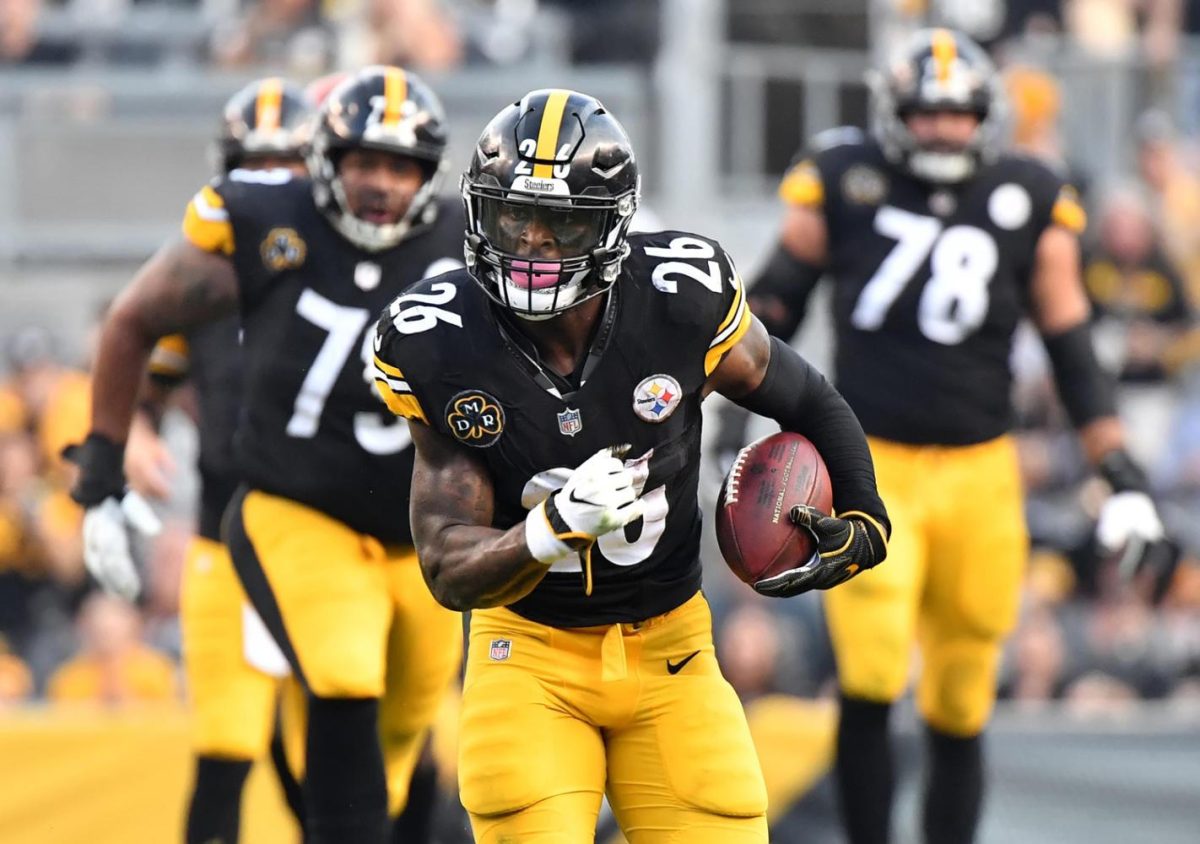 Pittsburgh Steelers running back Le’Veon Bell (26) rumbles for a first down against the Cincinnati Bengals on  Oct. 22, 2017, at Heinz Field. 