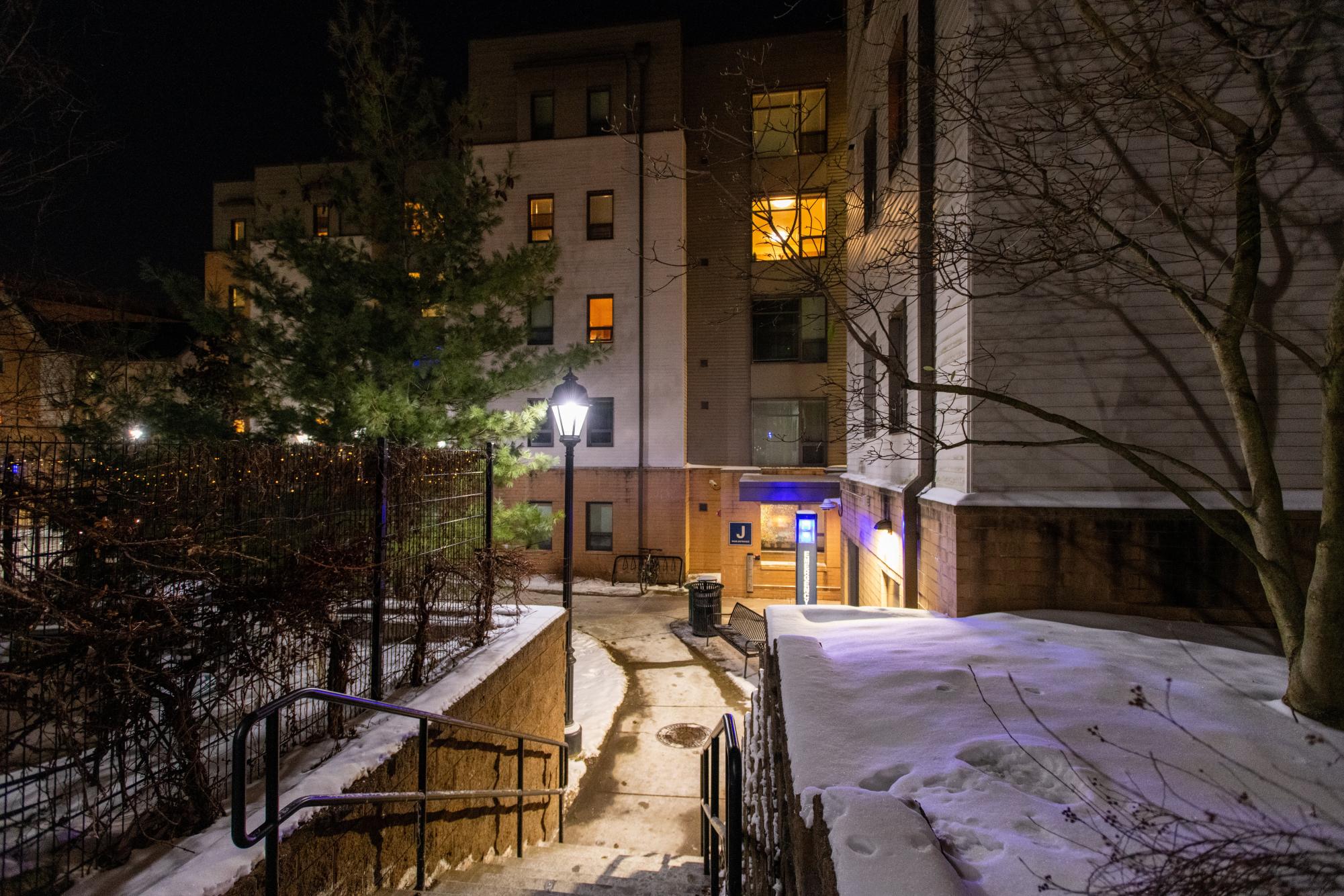 “寒冷难耐”：冬日温度下，学生们在花园公寓失去供暖