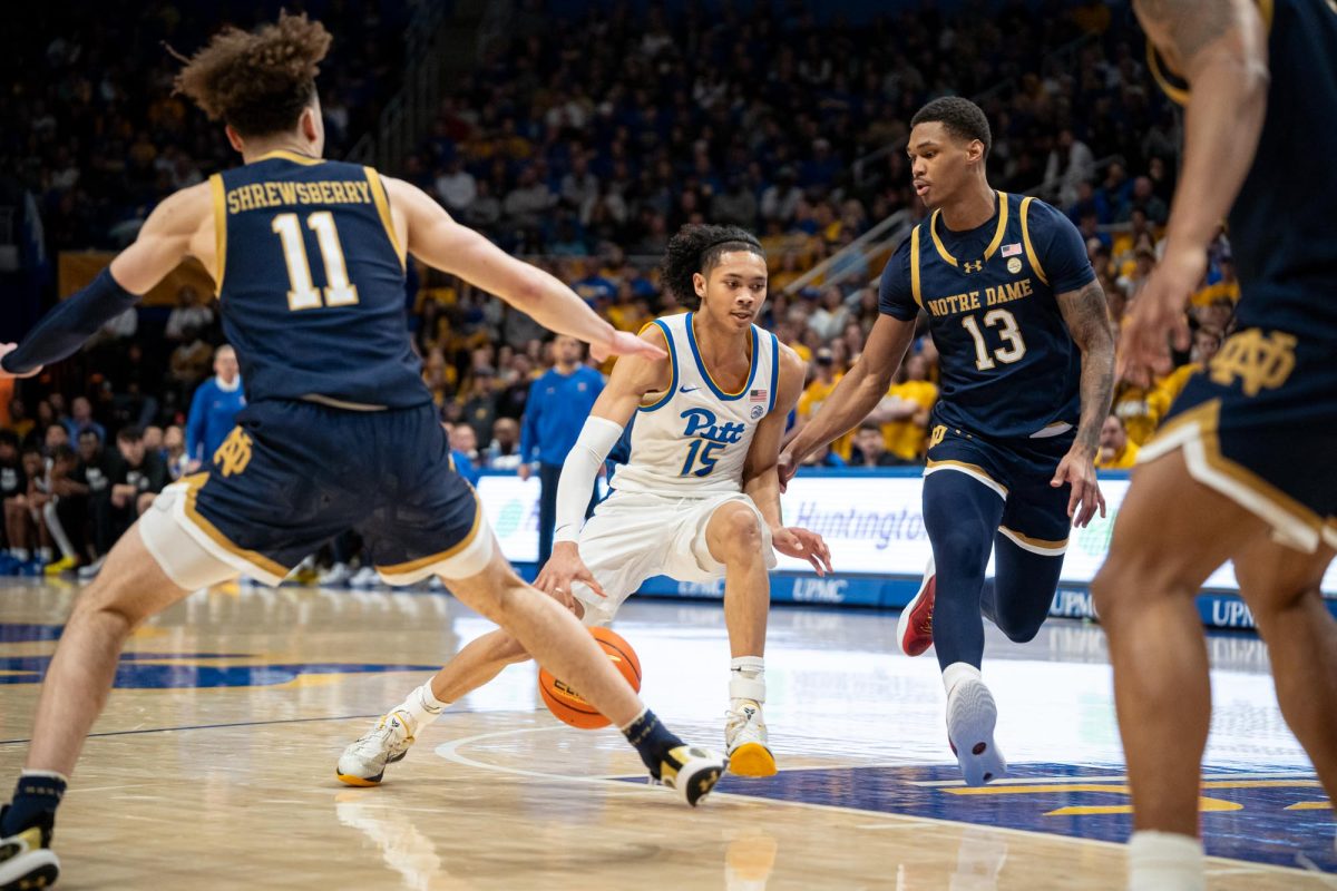 First-year forward Jaland Lowe (15) dribbles during a game against Notre Dame at the Petersen Events Center on Saturday.