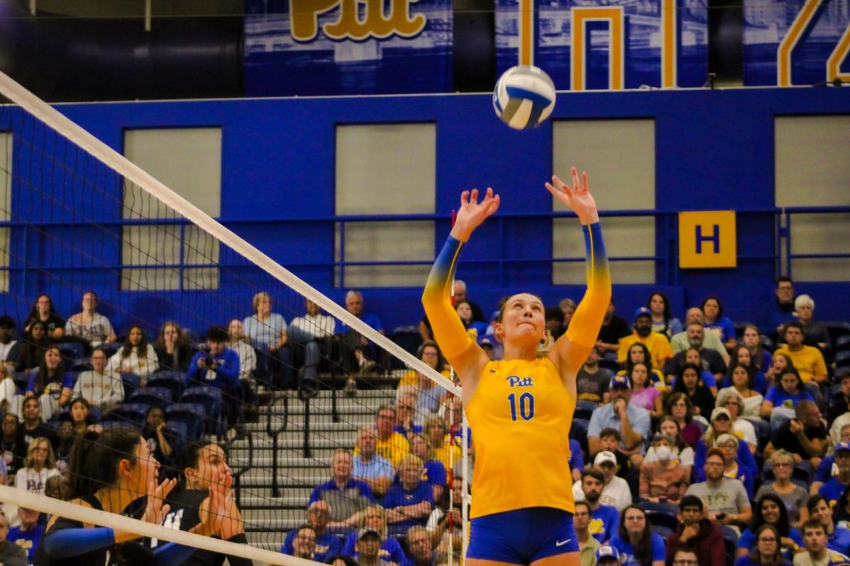 Senior setter Rachel Fairbanks (10) sets the ball during Pitt volleyball’s game against Buffalo on Tuesday at Fitzgerald Field House.