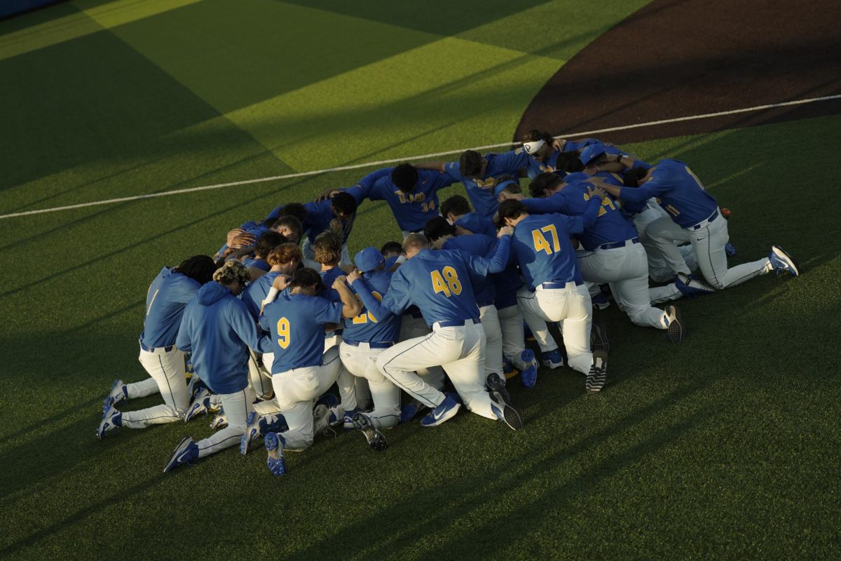 Pitt baseball huddles in a circle.
