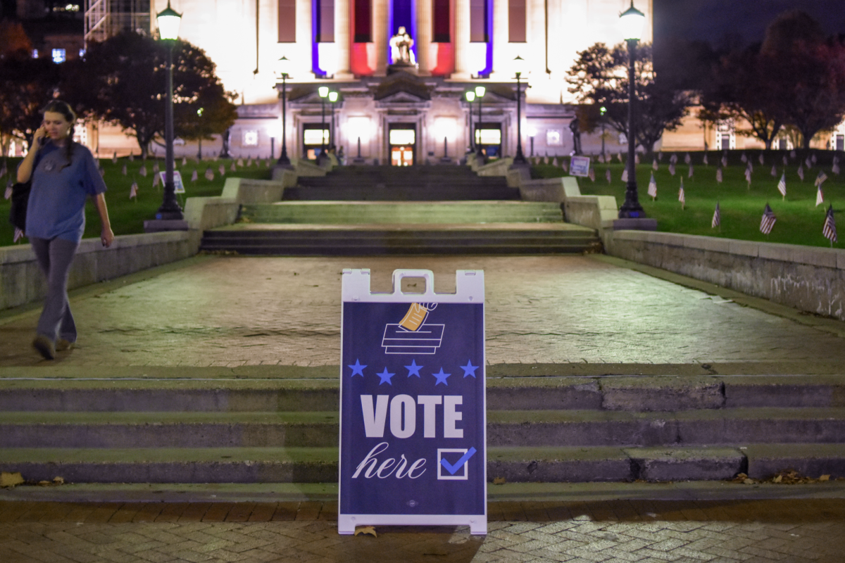 A “Vote Here” sign sits in front of Soldiers and Sailors Memorial Hall & Museum. 